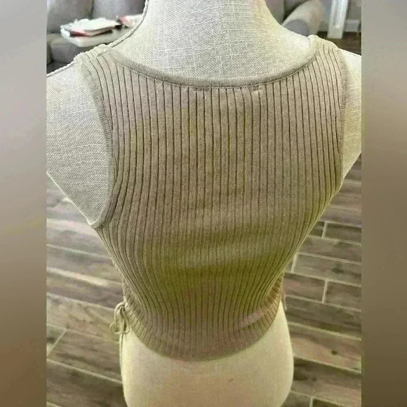 Beautiful tan Crop top - Small - Picture 6 of 6